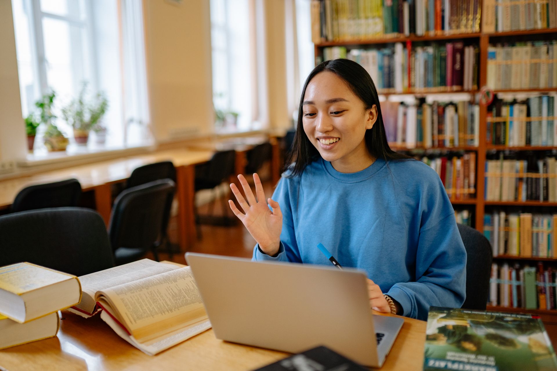 Une élève suit un cours en visioconférence