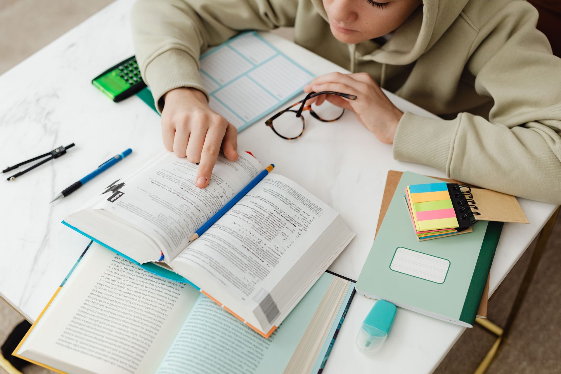 Un élève travaille un exercice dans son cahier