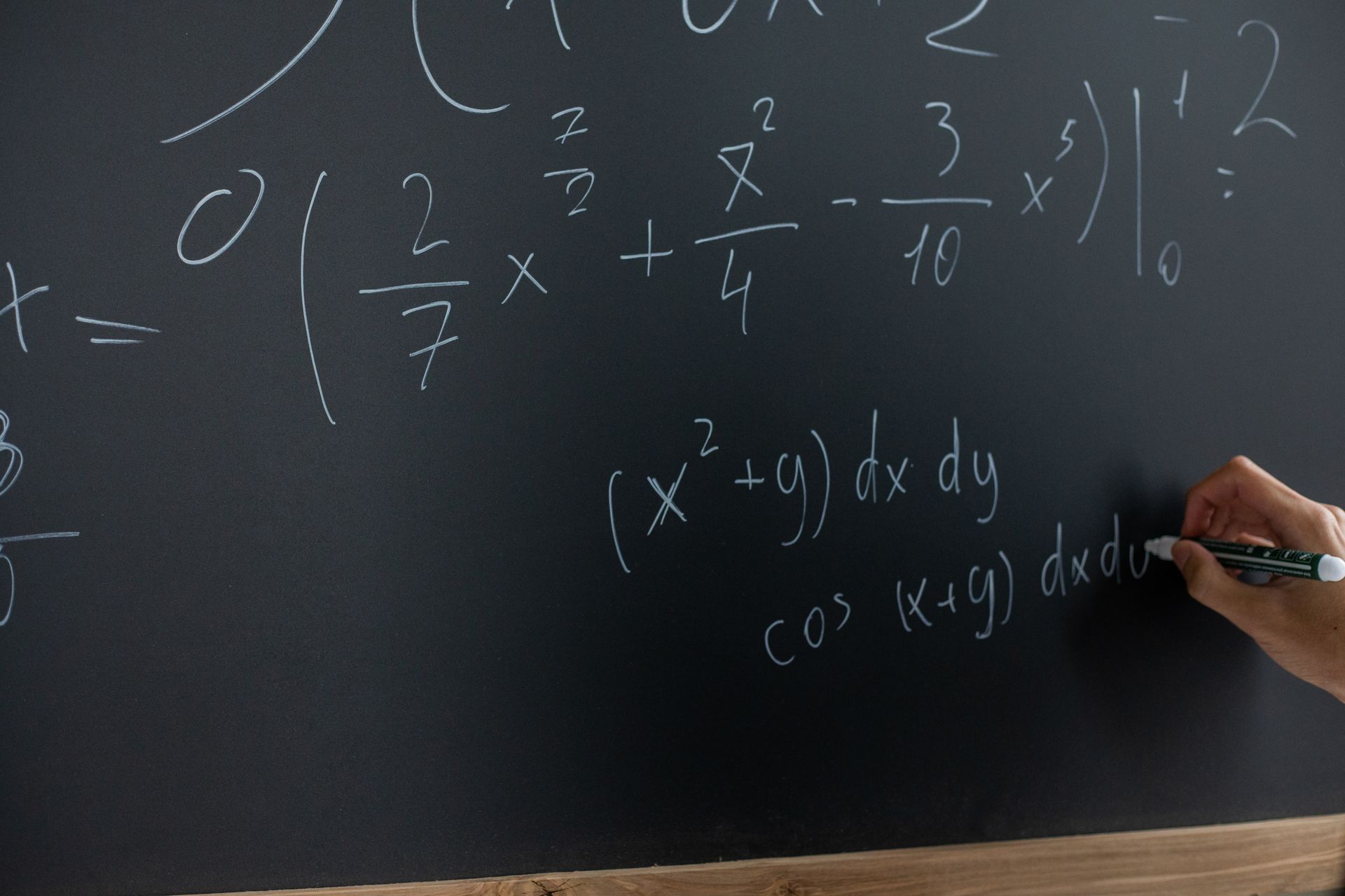 Formules écrites à la craie sur un tableau noir